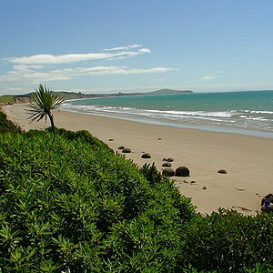 boulders moeraki 01 29 07 NZ HC3 575
