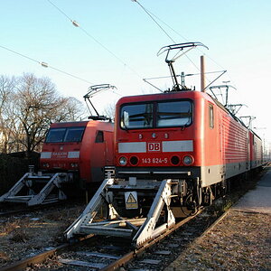 Die 152 112-9 und die 143 624-5 am Abend des 03.01.2009 im Bahnbetriebswerk Nürnberg.