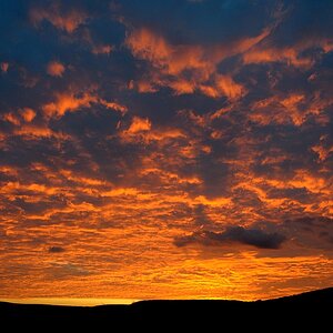 Feuersbrunst am Abendhimmel
