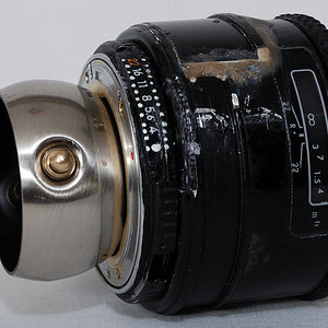 Selbstgebautes Lensbaby-Composer-Klon mit CPU:
Makroobjektiv dazu, von der Seite, liegend