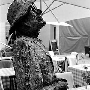"Einen Kaffee bitte"
Nikon F5; Ilford HP5; Scan vom Negativ