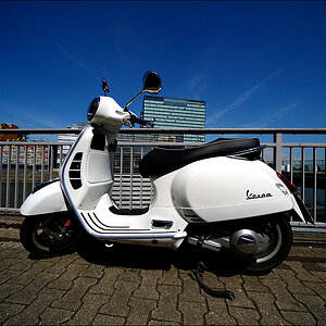 Vespa im Düsseldorfer  Medienhafen