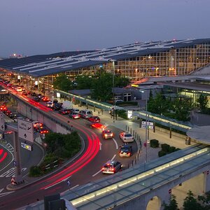 Flughafen Stuttgart am Abend