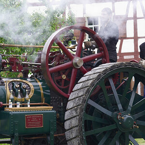 06.12.2010, Dampffest im Oberschwäbischen Museumsdorf Kürnbach bei Bad Schussenried. Mit Volldampf voraus! Treibstoff ist genügend an Bord, für die Ma