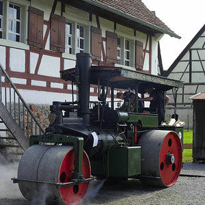 12.06.2010, Dampffest im Oberschwäbischen Museumsdorf Kürnbach bei Bad Schussenried. Eine Dampfwalze aus Bayern bei der Anfahrt. Hersteller der Maschi