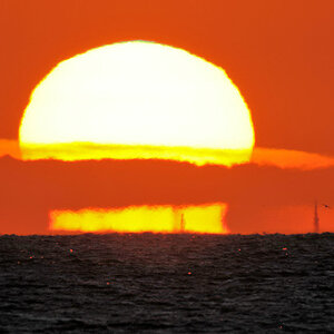 Atompilz
Sonnenuntergang Oostvaarderplaasen (Niederlande)
über das Ijsselmer. Von den Windrädern in  ca. 40 km Entfernung schauen nur noch die oberen 