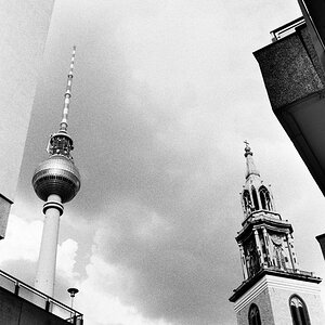 Fernsehturm Berlin mit Marienkirche