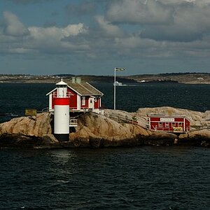 Leuchtfeuer auf einer Schäreninsel / Felsen in der Zufahrt nach Göteborg