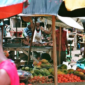 Bild007 - Markt auf Madagaskar, in der Mitte der Fleischstand bei fast 40 Grad