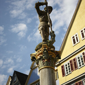 Brunnen vor der Tübinger Stiftskirche, 15.08.2010. Nikon D700, Nikkor 2.8/45 mm AI-P. ISO 200, Offenblende 2.8, 1/5000 sec.
