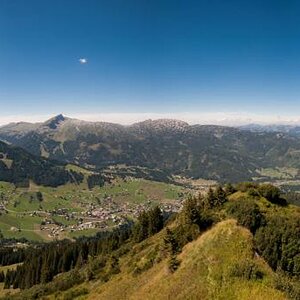 Blick auf das Kleinwalsertal mit der Kuhgehrenspitze