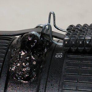 Die selbst gebastelte Klemme gegen den Zoom Creep an meinem alten 18-200/3.5-5.6G IF-ED VR Nikkor.