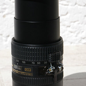 Die selbst gebastelte Klemme gegen den Zoom Creep
meines alten 18-200/3.5-5.6G IF-ED VR Nikkors hält...