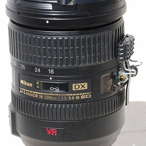 Selbst gebastelte Klemme gegen den Zoom Creep
meines alten 18-200/3.5-5.6G IF-ED VR Nikkors.