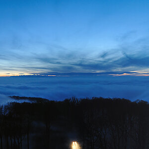 Sonnenuntergang hinter Wolken - gesehen von der Jubiläumswarte in Wien.