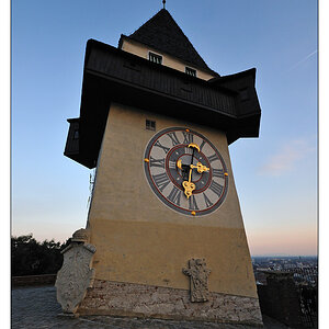 (Sehr) Nah dran am Grazer Uhrturm.
10mm (DX), 1/100s, 1:13, ISO 320