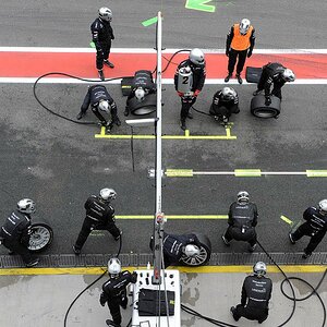 Die Meute lauert auf Beute. Mercedes-Mannschaft wartet auf Paul Di Resta.