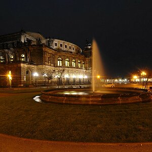 Semperoper mit Brunnen