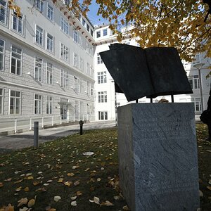 Im Gedenken an die im Jahre 1938 vertriebenen Universitätslehrer und Studenten