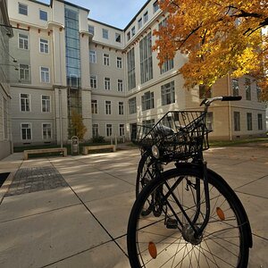 Dienstfahrrad im Innenhof des BT88 der Meduni Wien