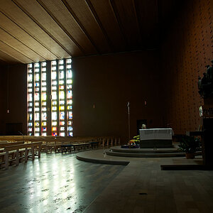 Weitwinkel-Aufnahme des Kirchenraumes.