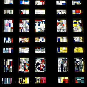 Das Kirchenfenster in der Totalen.