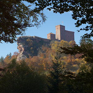 Burg Trifels im Pfälzer Wald, 31.10.2010. Nikon D200, Nikkor 2.8/45 mm AI-P, ISO 100, Blende 4, 1/320 sec.

Das Bild entstand am frühen Nachmittag bei