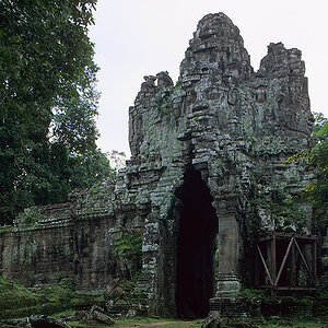 Angkor Thom - Osttor

[ Nikon F6 | PC-Nikkor 28mm/3.5 | Fuji Velvia 50 ]