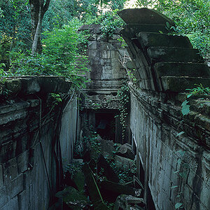 Beng Mealea - Eingestürzte Galerie

[ Nikon F6 | AF-S 28-70mm/2.8 | Fuji Velvia 50 ]
