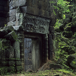 Koh Ker - "Die Schwarze Tür"

[ Nikon F6 | AF-S 28-70mm/2.8 | Fuji Velvia 50 ]