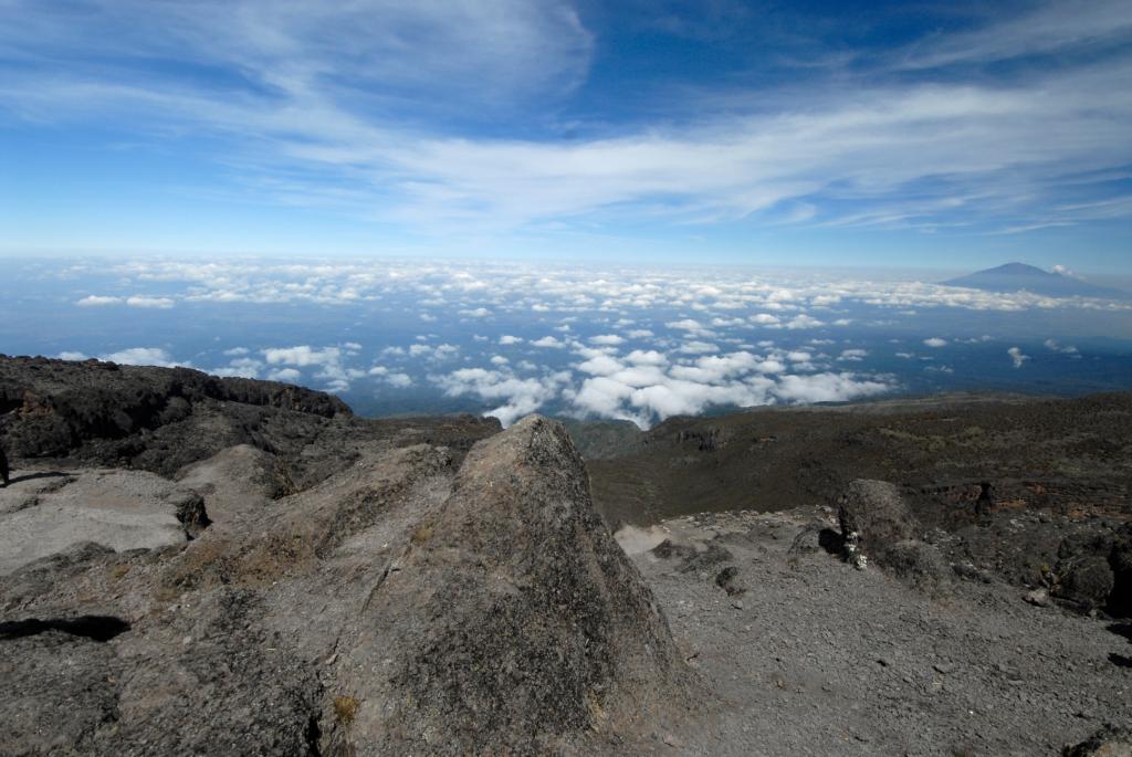 Über den Wolken mit Blick auf den Mount Meru