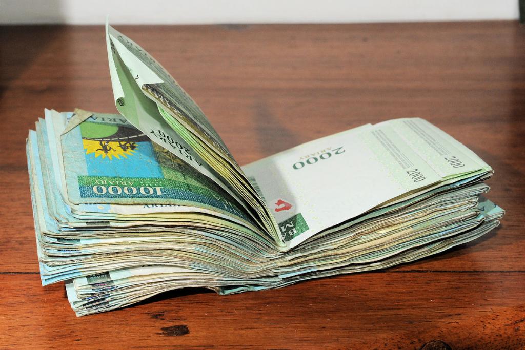 über Achthundertausend Ariary ...
... hätte ich 400 statt 300 EUR umgetauscht ...
... wäre ich Millionär geworden

Bild wurde für Forumsspiel "Bilderk