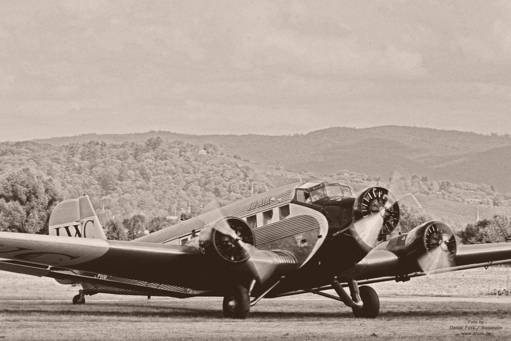 „historisches“ Foto einer Junkers Ju52
Gesehen und aufgenommen während der Flugtage 2009 in Bensheim, Flugplatz Bensheim / Fehlheim; Kirchberg mit Kir