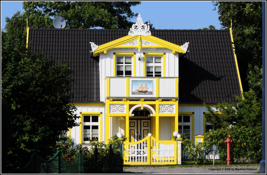 • Zingst •
Haus in der Schwedenstraße. Zingst an der Ostsee. ( Vorpommern: Halbinsel Fischland-Darß-Zingst )
Nikon D300 mit Nikkor AF 2,8/80-200mm IF 