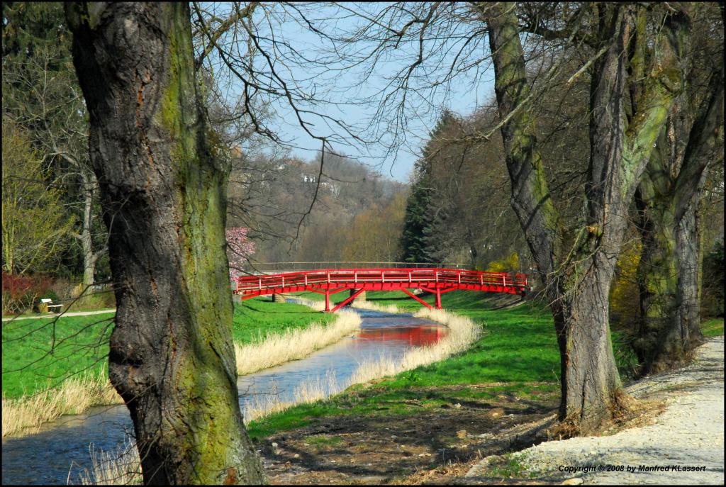 •Die rote Brücke•
Aufnahme aus Bad Salzschlirf, D200 mit Nikkor AF S DX 3,-4,5/18-70mm G IF ED.