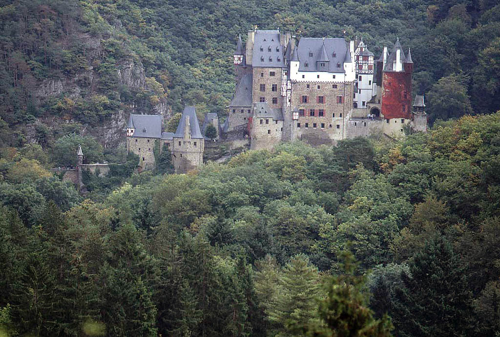 01 07 27a Burg Eltz Seitenansicht