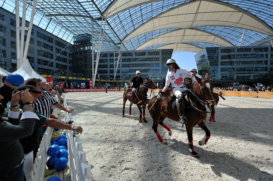 02 20100424 135842 airport polo 01