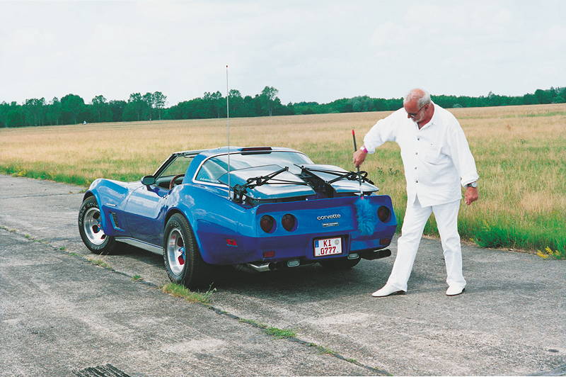 04 Mann und Auto, Brandenburg, 2006 © Brigitte Kraemer