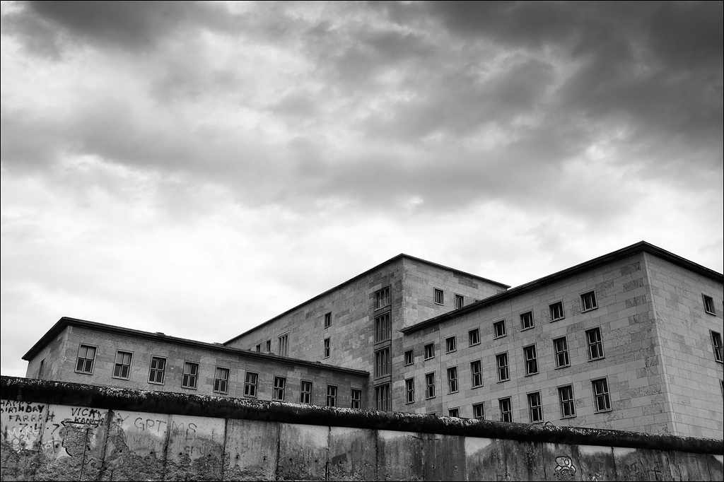 08 Luftfahrtministerium mit Mauer - Topographie des Terrors - Berlin 09-2012
