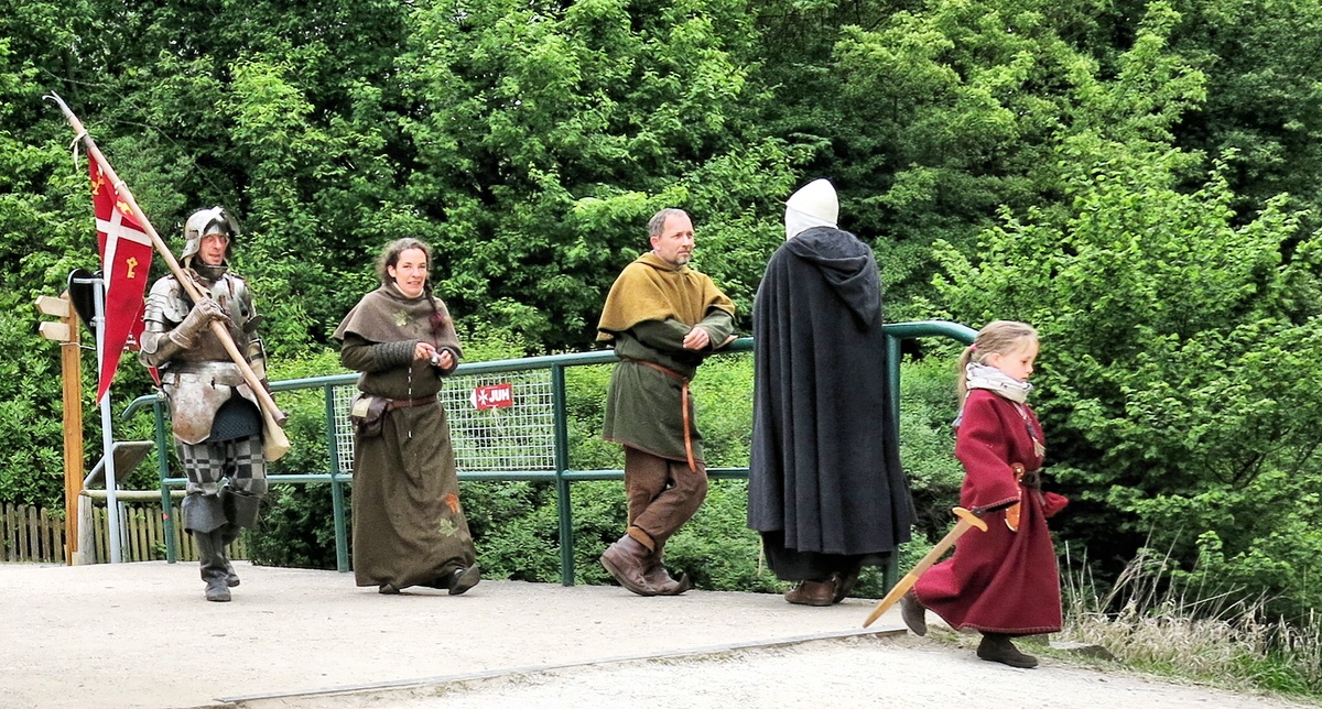 1-54 Auf dem Weg zum Festplatz....jpg