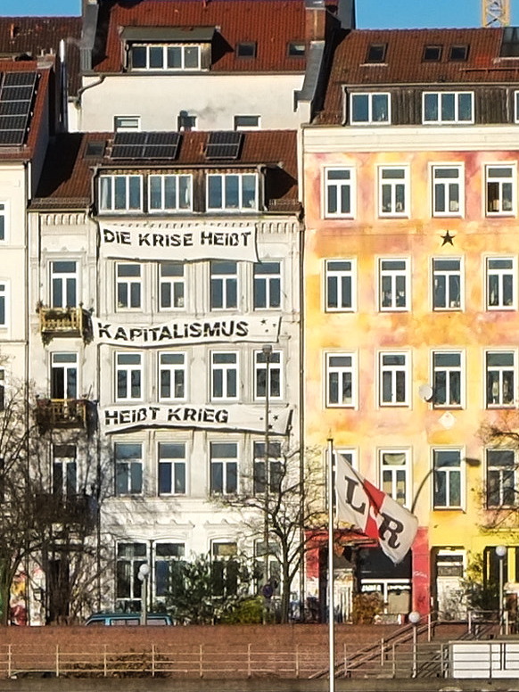 100 %-Crop zu 2012 11 30 133402cr - Hafenrundfahrt Hamburg - 
1/280s - f 11.0 - ISO 200 - FUJIFILM XF18-55mm F2.8-4 R LM OIS @40,7 (äqu. 61) mm