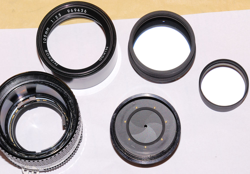 105/2.5 MF-Nikkor zerlegt, um die Blende zu reinigen.
Alles Schraubgewinde die sich von Hand aufdrehen lassen.
