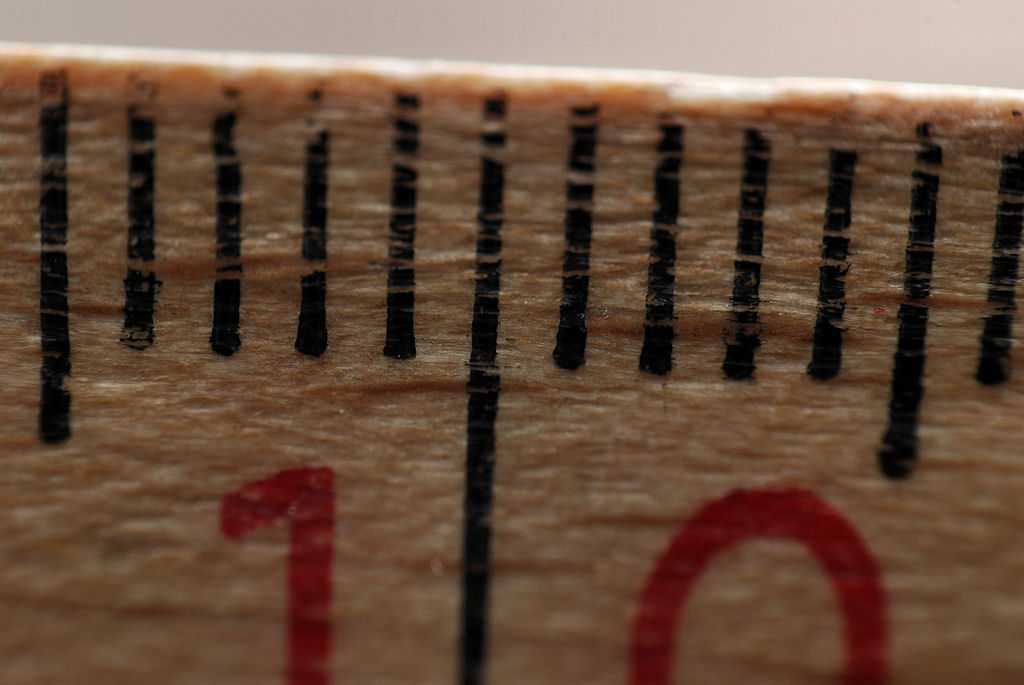 11,8 mm eines Meterstabes aus Holz,
mit dem AF-S 50/1.4G in Retrostellung vor dem 85/3.5G micro VR - Nikkor (Maßstab 1:2)