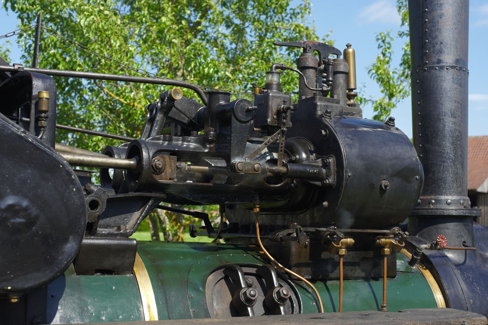 12.06.2010, Dampffest im Oberschwäbischen Museumsdorf Kürnbach bei Bad Schussenried. Antrieb einer Marshall-Dampfwalze. Zweizylinder-Antriebe, liegend