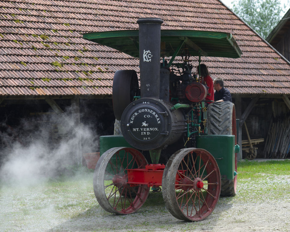 12.06.2010, Dampffest im Oberschwäbischen Museumsdorf Kürnbach bei Bad Schussenried. Ein U.S.-amerikanischer Dampftraktor beim Wenden.

Nikon D700, AF