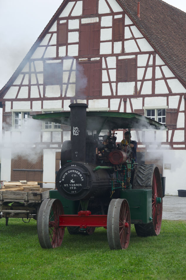 13.06.2010, Dampffest im Oberschwäbischen Museumsdorf Kürnbach bei Bad Schussenried. Die Mannschaft des Keck-Dampftraktors hat Brennholz nachgelegt un