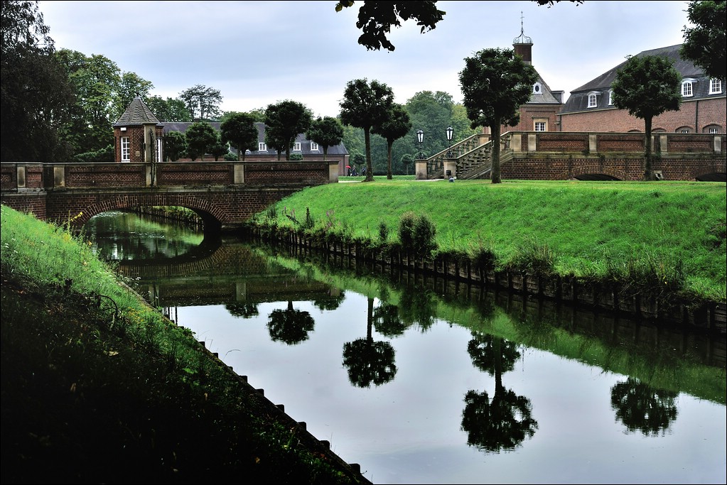 13.08.2011 - Nordkirchen Wassergraben mit Baumspeigelungen ji