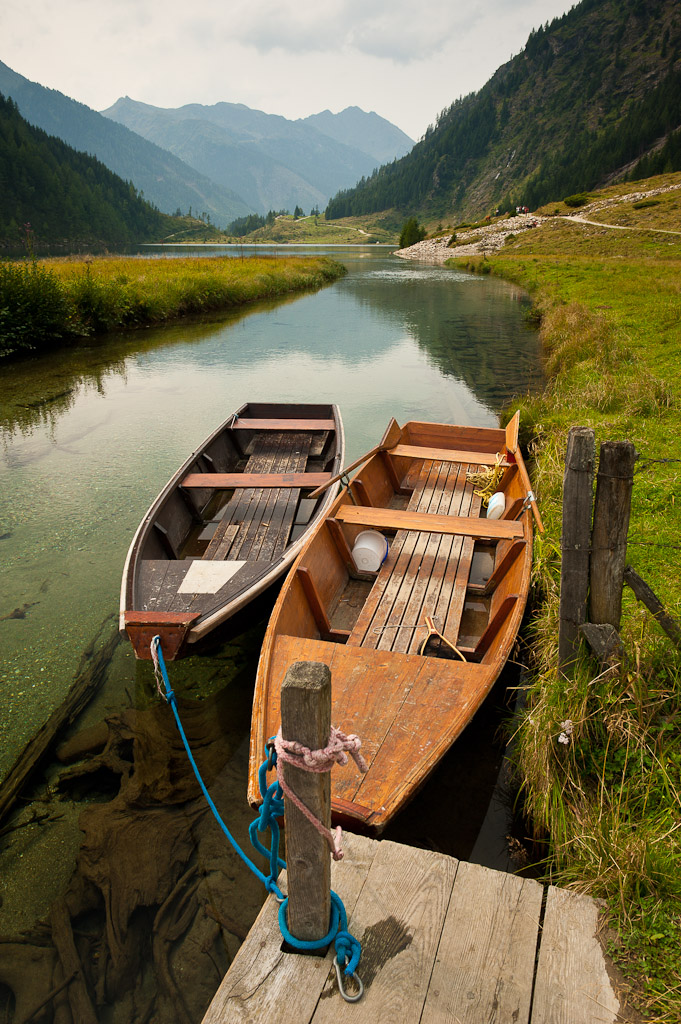 14 Boote vor Bergkulisse