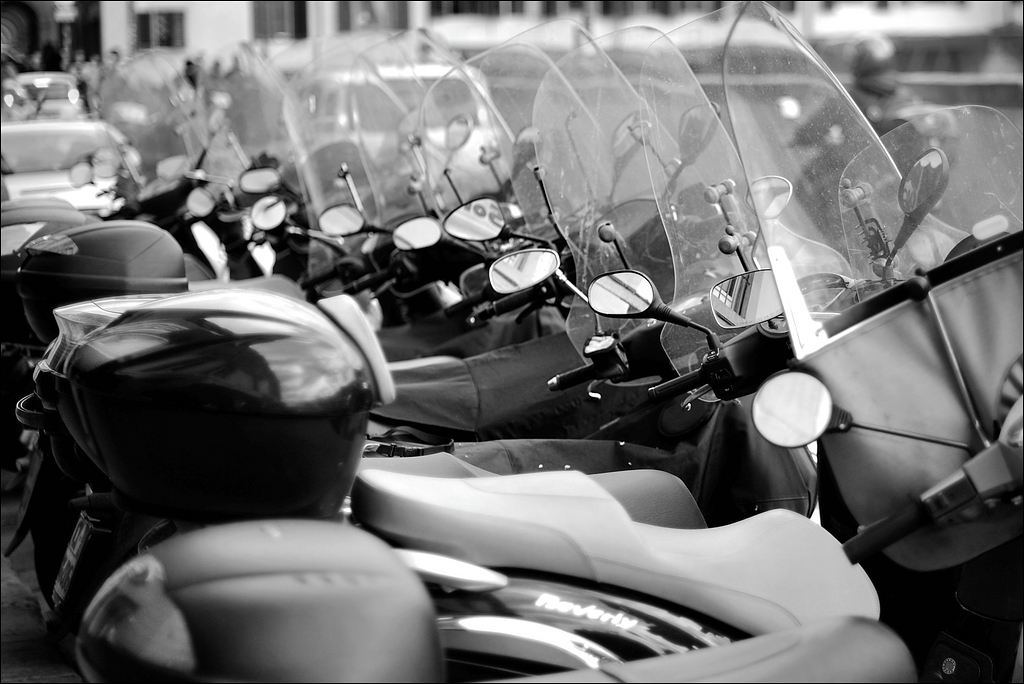 16 Vespas sw