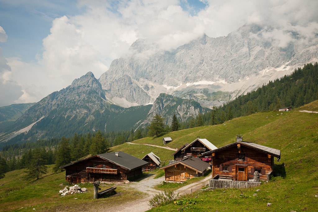 17 Almhütten vor der Dachstein Südwand